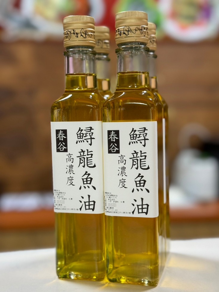 高濃度鱘龍魚油 南庄春谷休閒農場產地直銷之高濃度鱘龍魚油,純天然低溫萃取液態瓶裝與精美外盒包裝展示